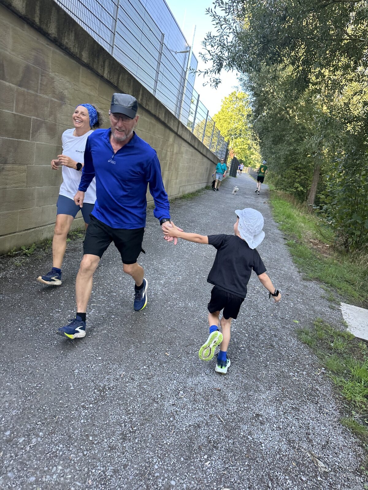 Menschen unterschiedlichen Alters gemeinsam auf der parkrun-Strecke in Eppingen